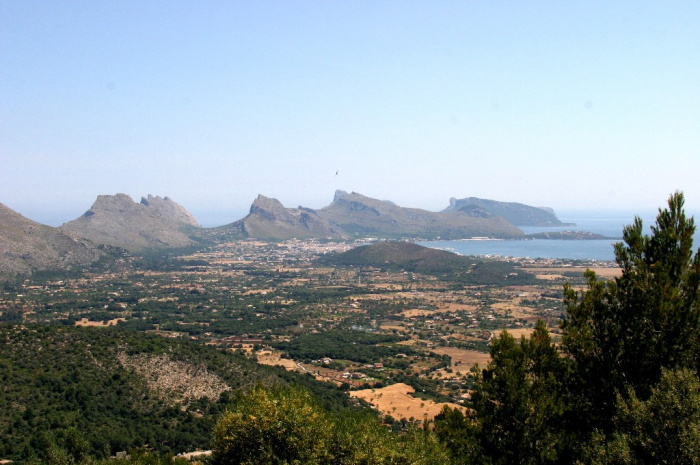 - die Bucht von Pollenca mit der Halbinsel Formentor