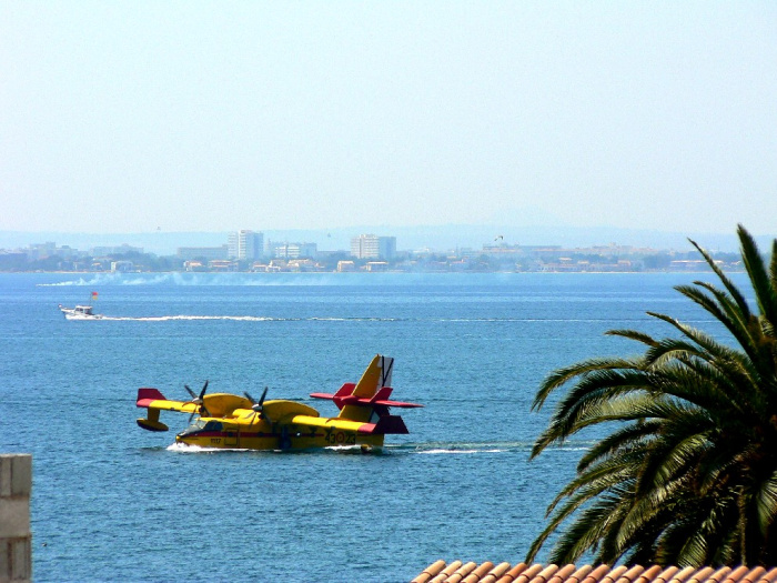 - Löschflugzeug i.d. Bucht von Pollenca